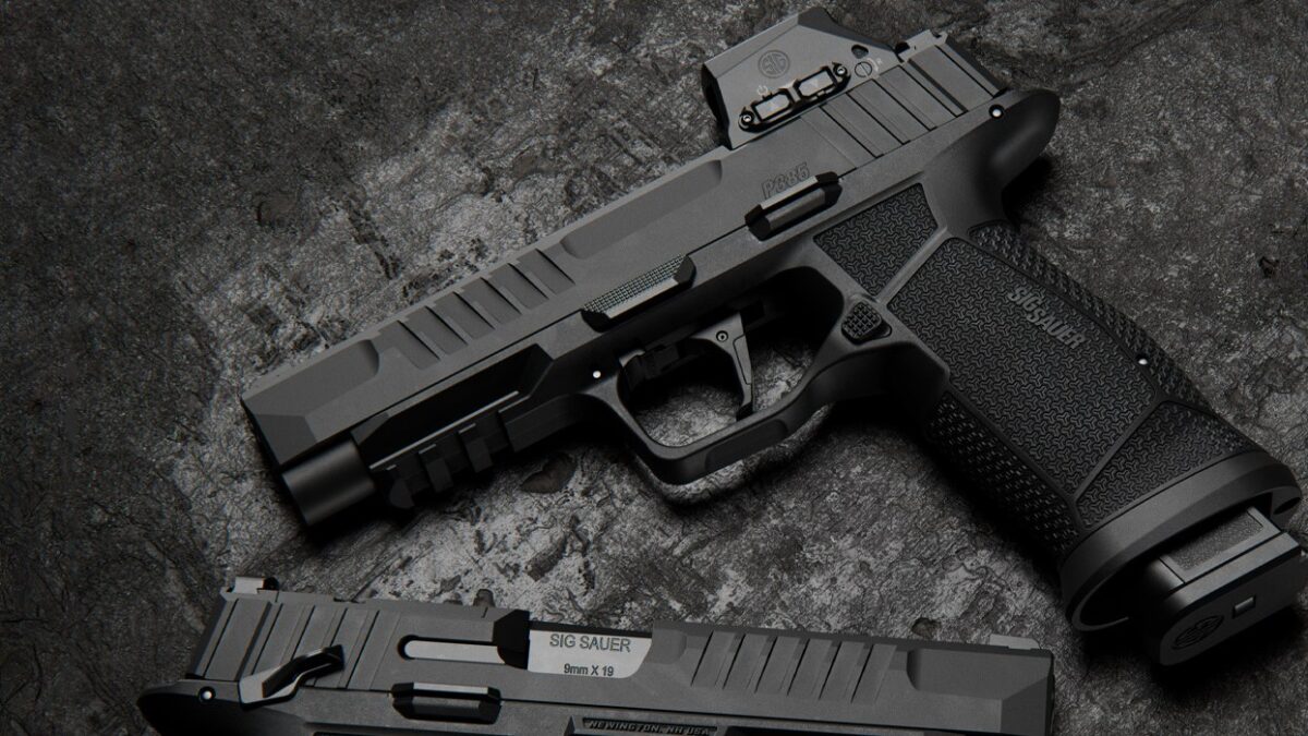 SIG Sauer P385 Pistole mit Leuchtpunktvisier auf dunklem Stein