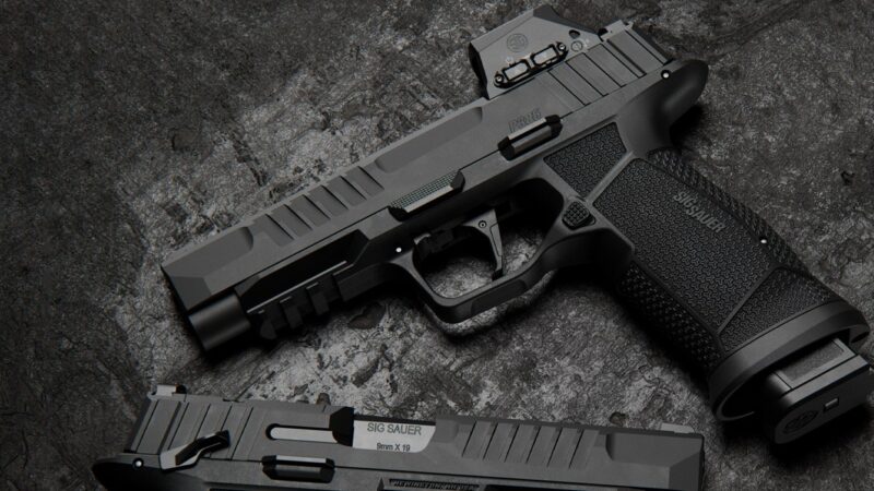 SIG Sauer P385 Pistole mit Leuchtpunktvisier auf dunklem Stein