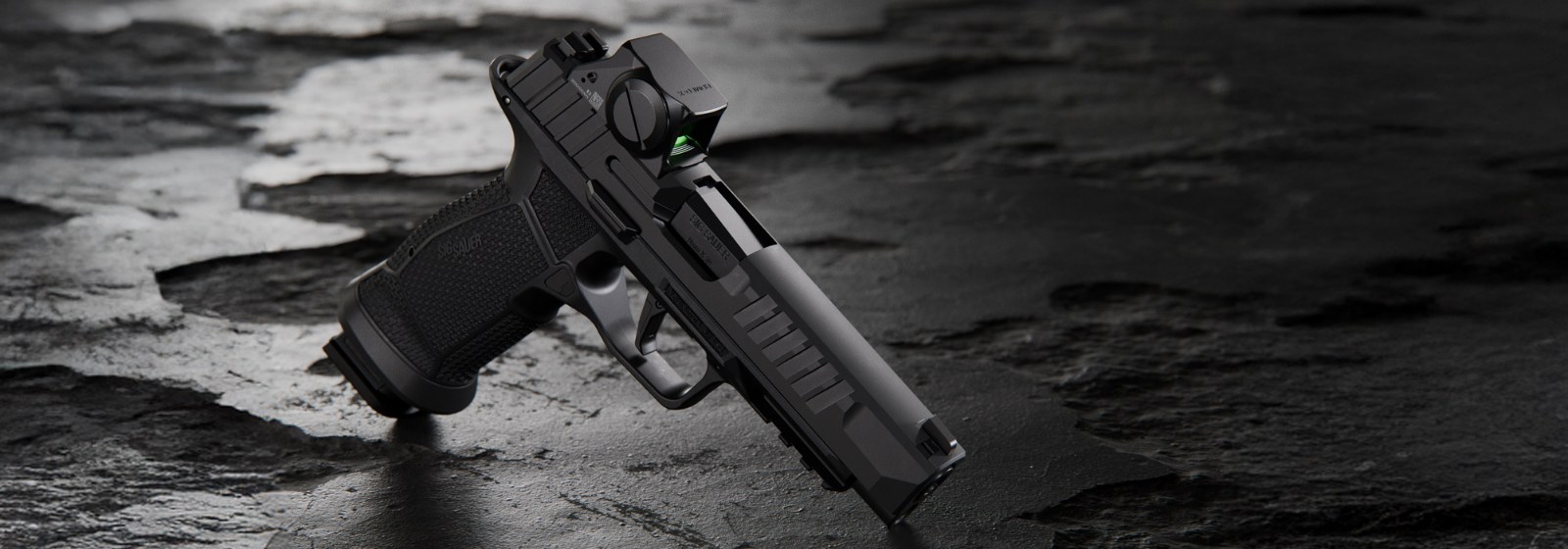 SIG Sauer P385 mit Leuchtpunktvisier auf nassem Stein