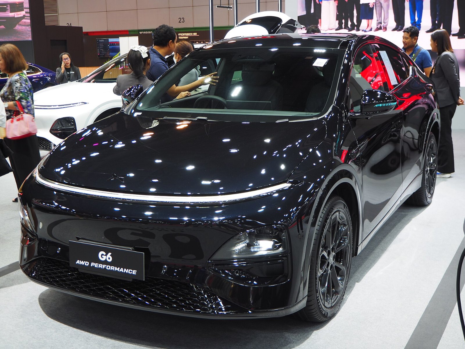 Ein schwarzer XPeng G6 AWD Performance an einer Ausstellung in Bangkok