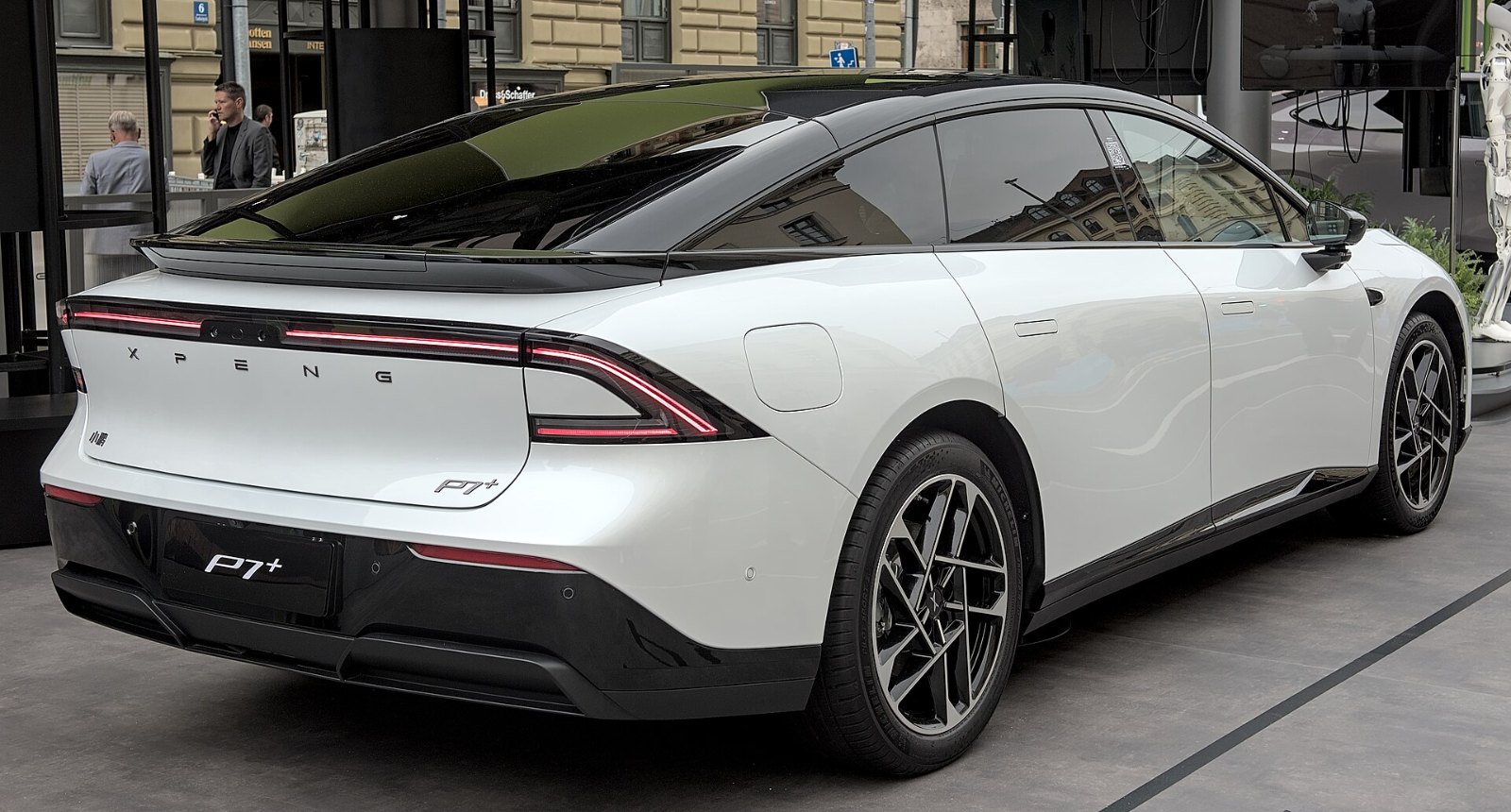 Die Limousine XPeng P7+ am IAA Summit 2025 in München