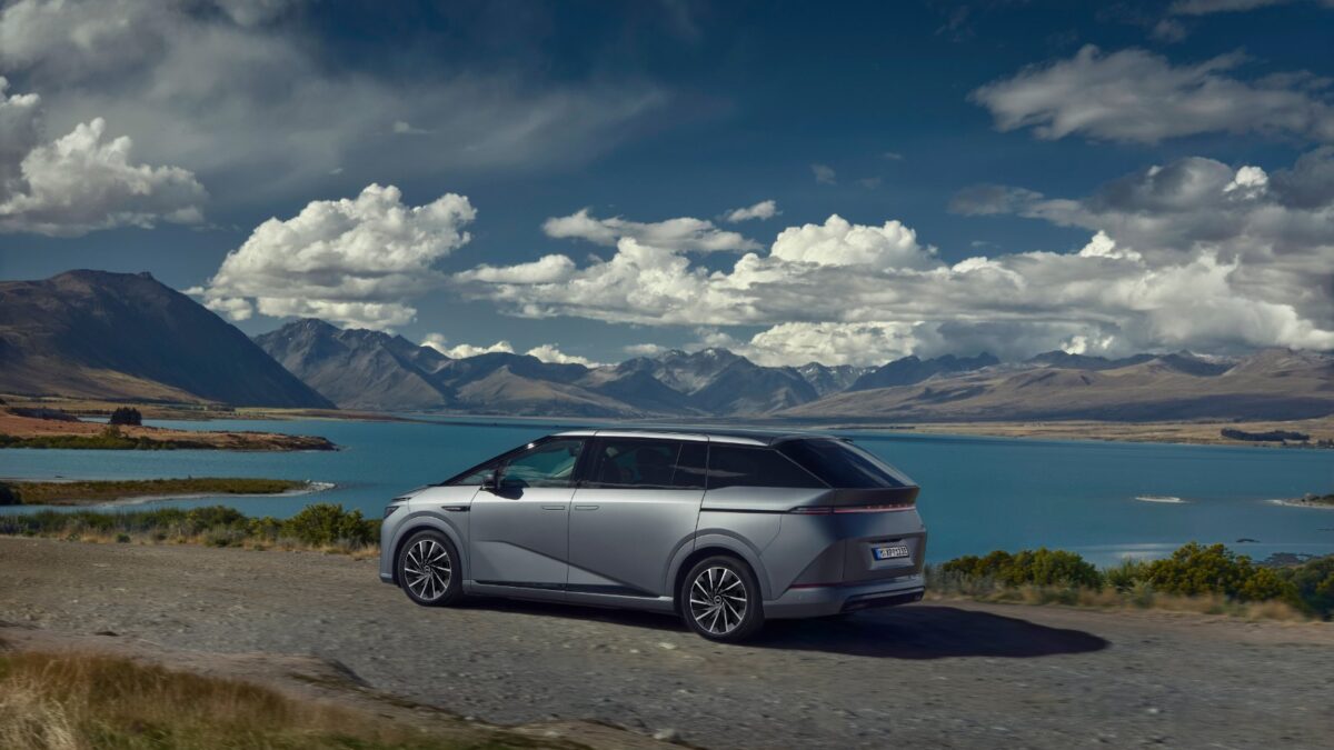 Der XPeng X9 an einem Bergsee