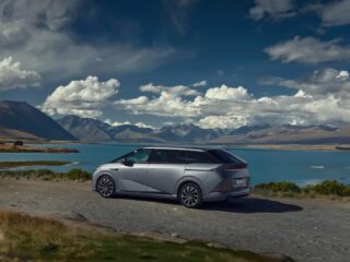 Der XPeng X9 an einem Bergsee
